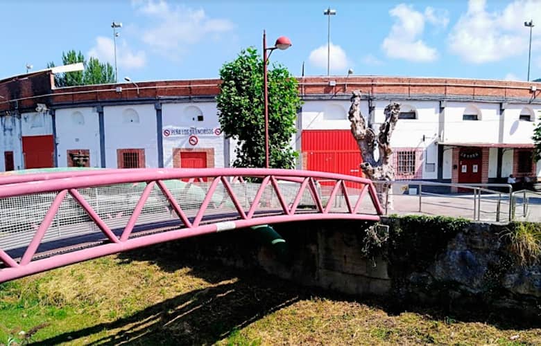 Frontal de la Plaza de toros de Ampuero